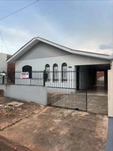 Casa 3 quartos 1 banheiro 200m com terreno grande no fundo