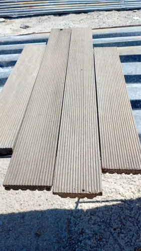 DECK FRISADO DE MADEIRA ITAÚBA