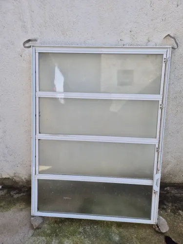 Janela basculante 60x80cm de alumínio branco.