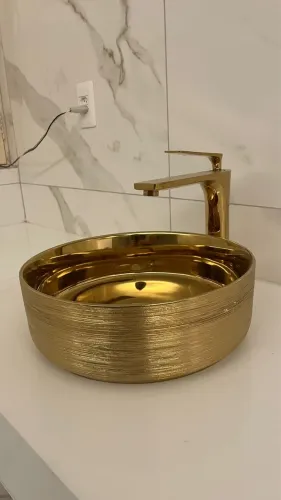 Cuba e torneira dourada com balcão nunca usada