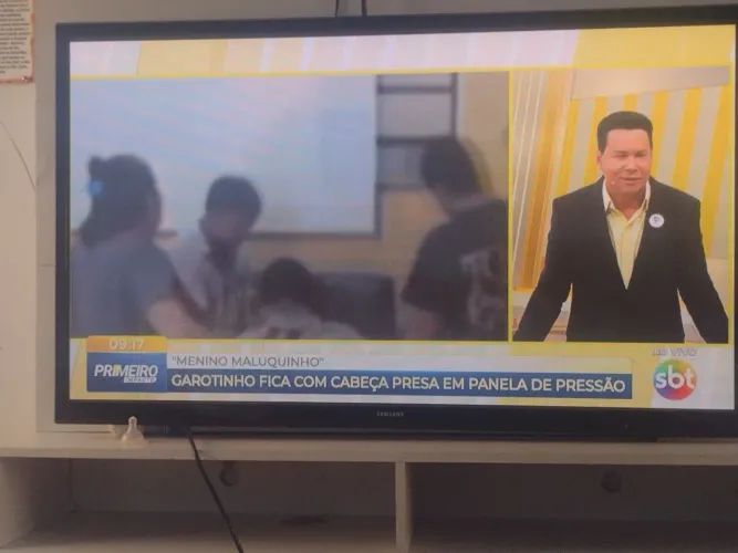 Televisão Samsung 52 polegadas funciona tudo ..... So não tem controle