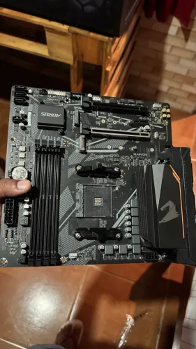 Placa mãe Aorus elite B550m com defeito
