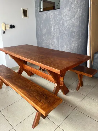 Conjunto chácara: mesa 2 metros mais bancos em madeira nobre