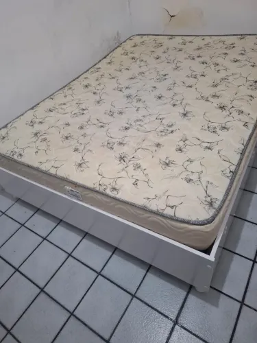 Base cama + colchão de casal