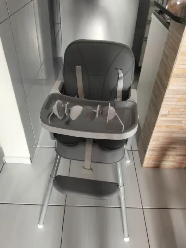 Cadeira de alimentação , cm atrava trincada , mas n impede a segurança do bebe
