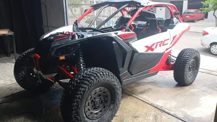 Can-Am Maverick Turbo RR XRC 2025 com reboque