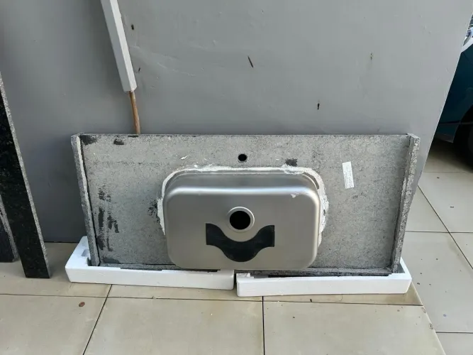 Balcão de granito verde Ubatuba 2CM com pia inox NOVO