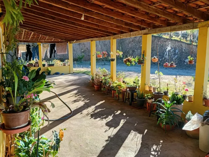 Área com casa bairro três saltos Senador Amaral MG