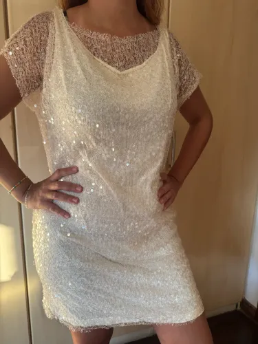 Vestido de festa bege com brilho