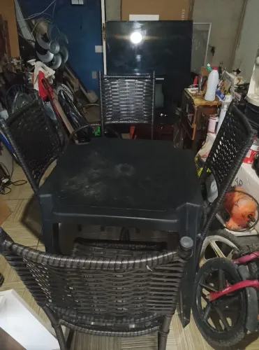Vendo mesa com quatro cadeiras de ferro 300.