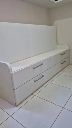 Vendo móvel com colchão embutido