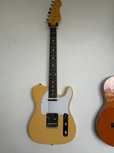 Guitarra telecaster amarela