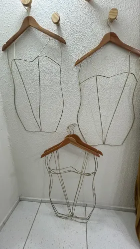 20 Cabides Silhueta para Loja - R$ 200