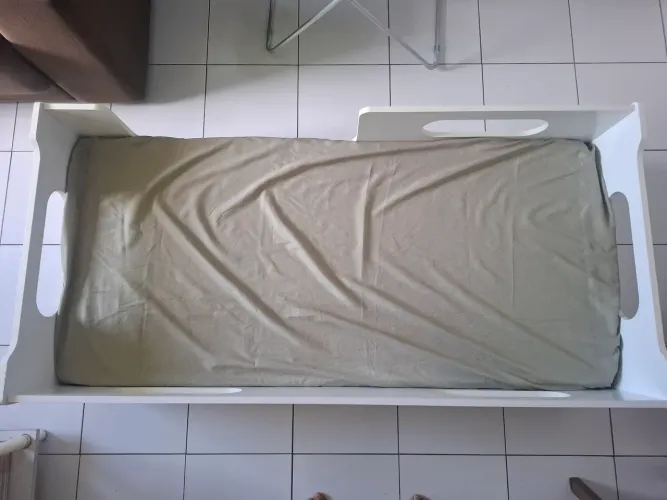CAMA INFANTIL (150CM COMPRIMENTO E 75CM LARGURA) E COLCHÃO (AMBOS EM EXCELENTE ESTADO)