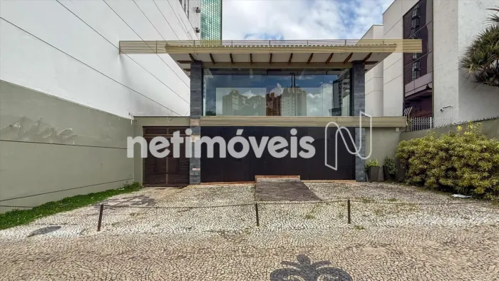 Casa Comercial com arquitetura diferenciada e excelente localização.