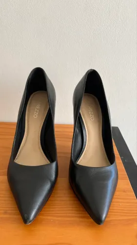 Scarpin preto Arezzo em couro - tamanho 35