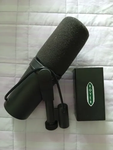 Microfone dinâmico Shure SM7B estúdio podcast preto + Amplificador de Microfone