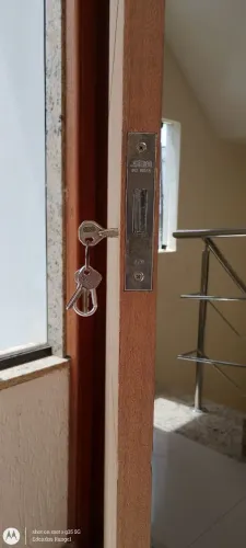 Trabalho com carpintaria e assento de pisos e revestimentos 