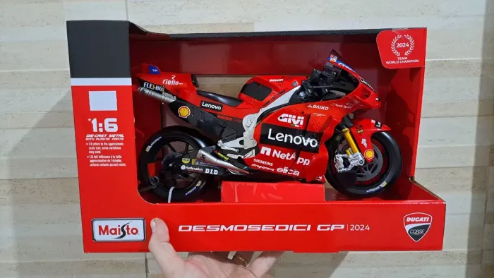 Miniatura 1:6 Moto Ducati Lenovo GP Racing o 2024 #1 Francesco Bagnaia 35 Cm Metal Lacrado