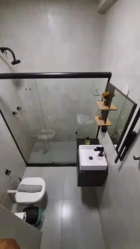 Modulo banheiro com espelho e tampo granito