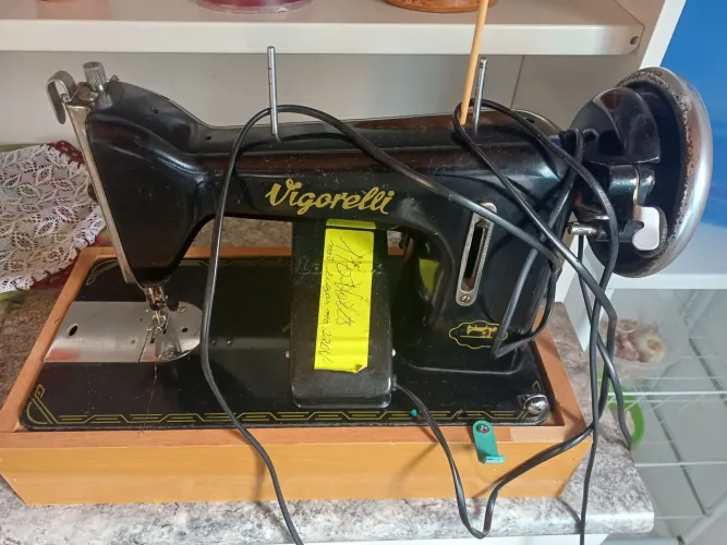 Maquina de costura Vigorelli com motor