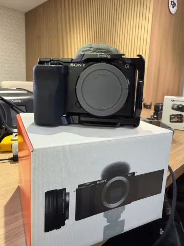 Câmera Sony ZV E10 com cage (Corpo) 