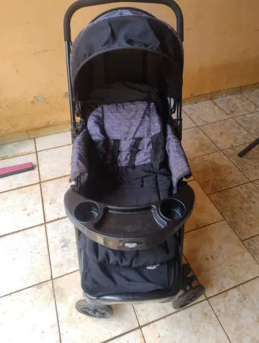 Carrinho de bebê e bebê conforto