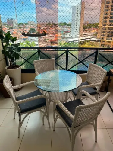 Vendo lindo Conjunto para Varanda com Mesa de Vidro redondo e 4 Cadeiras