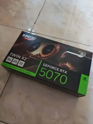 Placa de Vídeo RTX 5070 12GB INNO3D Twin x2 -LACRADA-
