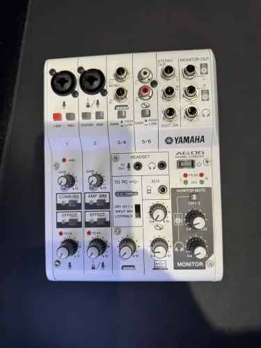 Mesa Som Mixer Yamaha AG06 geração 1