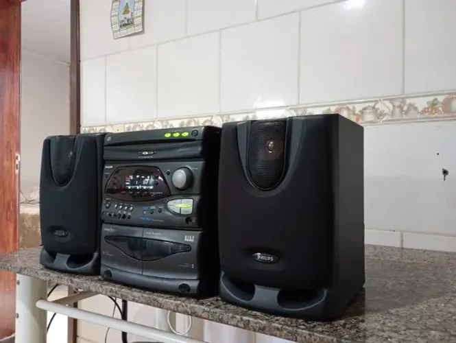 Aparelho Philips - CD, Rádio, Toca Fitas e Aux. conservado, funciona tudo ate mesmo os toc