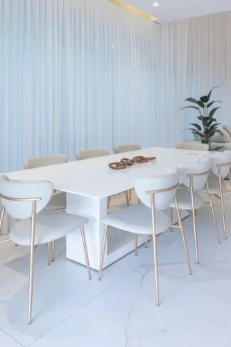 Mesa branca laqueada com cadeiras impecáveis