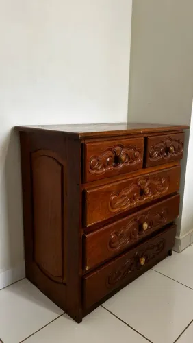 Cômoda de madeira (5 gavetas)