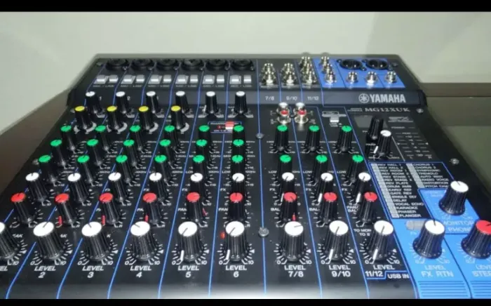 Mesa de Som Yamaha MG12XUK - Nova, Usada Apenas 2 Vezes, Na Caixa Completa