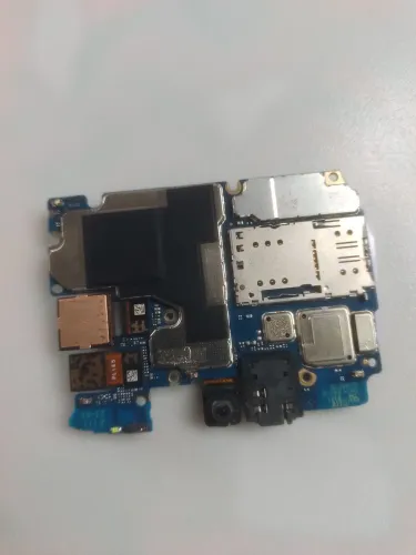 Placa do MOTO G10 funcionando, com as câmeras