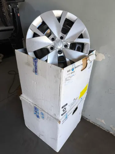 Vende se rodas aro 15 polegadas 5 furos com calotas 15 originais vw nunca usadas