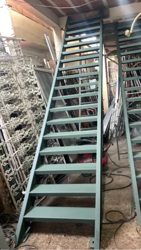 Escada de ferro reforçada nova