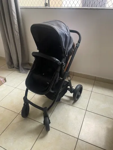 Carrinho de bebê com bebê conforto e Moisés