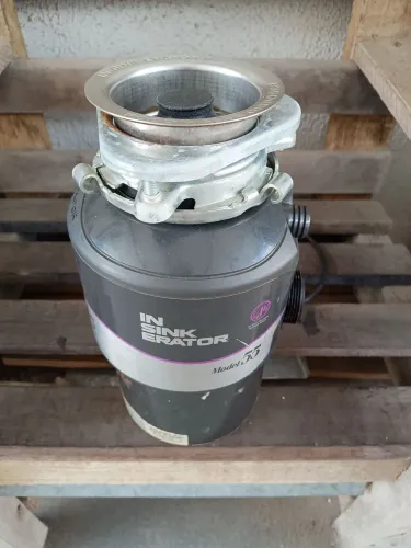 Vendo triturador de alimentos Insinkerator, modelo 55, 127 volts. LEIAA.