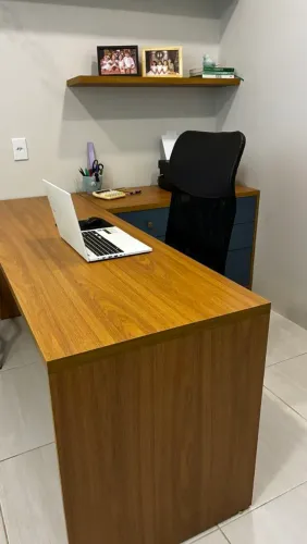 Trabalho em meio período no escritório.