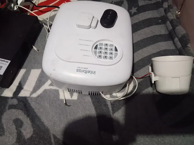 Vendo DVR e central de alarme com duas câmeras