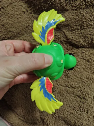 tartaruga de brinquedo verde com asas coleção adopt me MC Donald's e Roblox