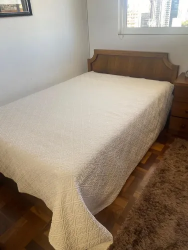 Cama casal madeira com colchão e colcha