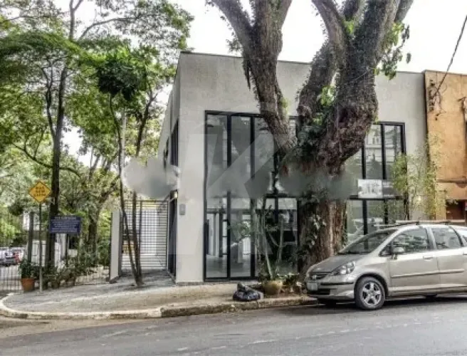 Prédio comercial de 250 m², com 2 andares e estrutura voltada para uso comercial.
