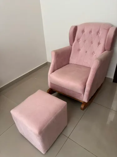 Poltrona de Amamentação com Balanço e Puff Quadrado - Cor Rosa Veludo (Estado de Nova!)