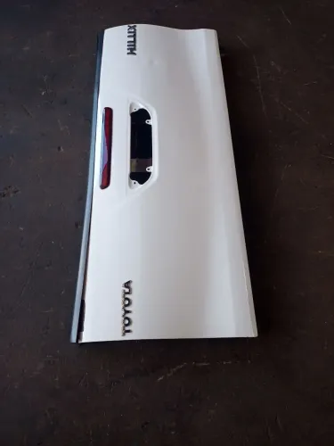 Tampa traseira Hilux 2018/2022 original semi-nova 