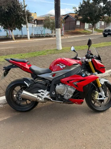 BMW S1000R Vermelha em estado de nova
