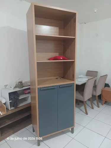Armário com prateleira e duas portas