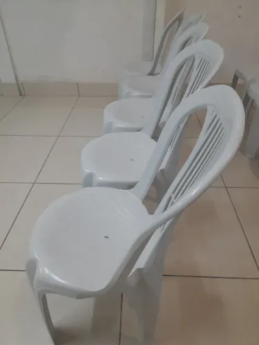 Cadeiras brancas de plástico - 20 unidades
