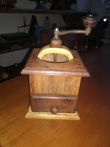 Antigo moedor de pimenta/especiarias